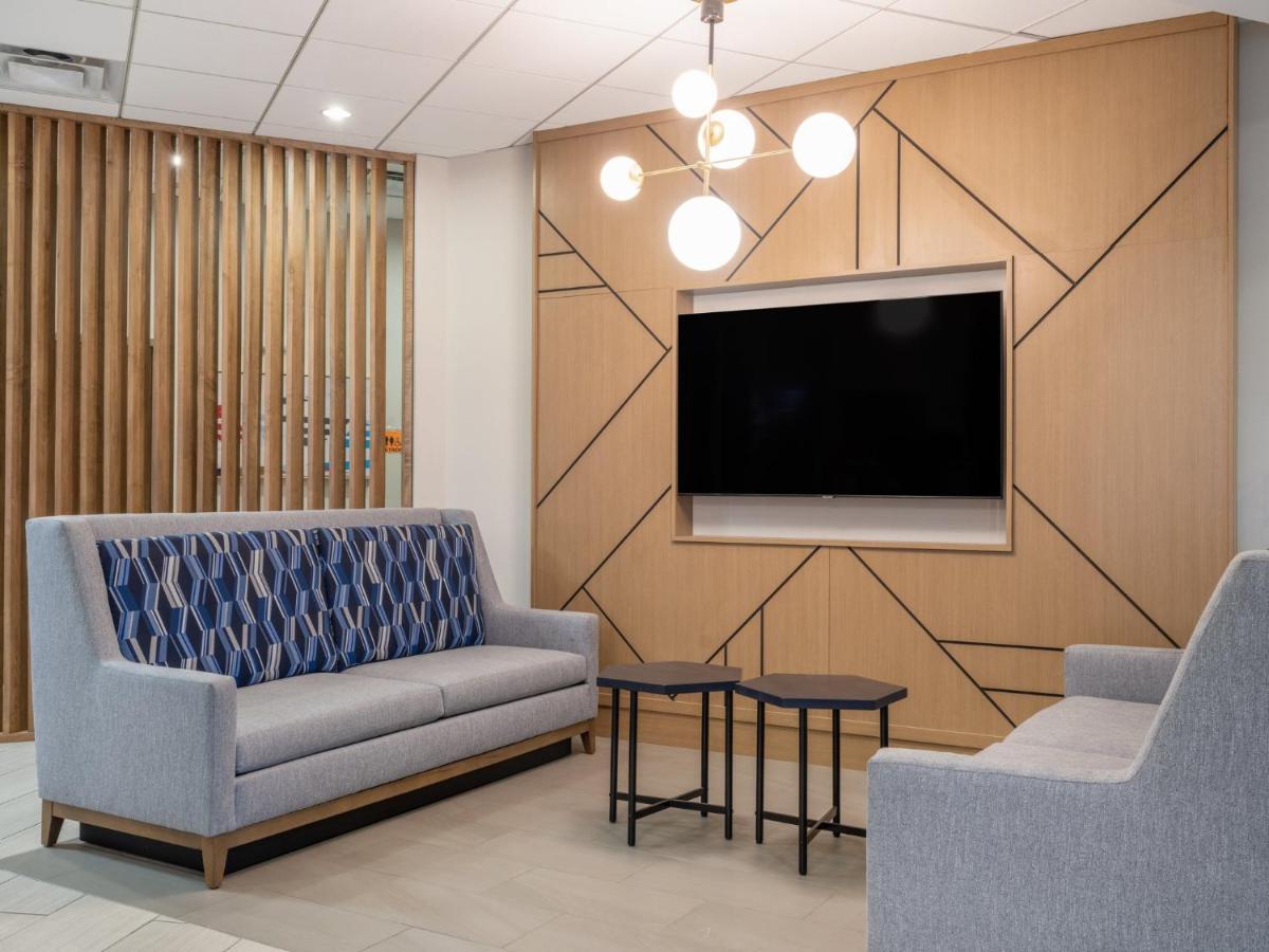 Holiday Inn Express & Suites Greensboro - I-40 Atwendover By Ihg Eksteriør billede