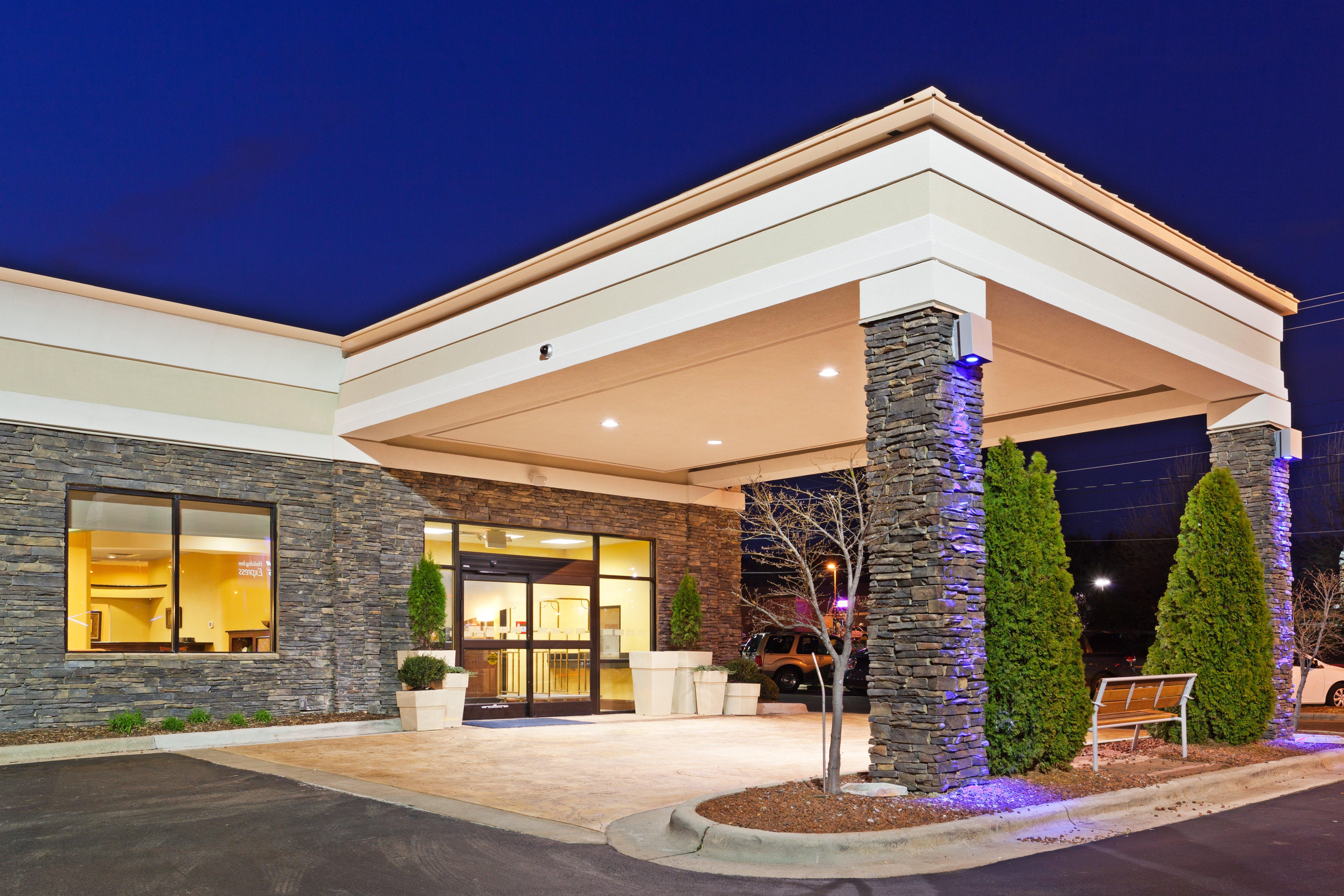 Holiday Inn Express & Suites Greensboro - I-40 Atwendover By Ihg Eksteriør billede