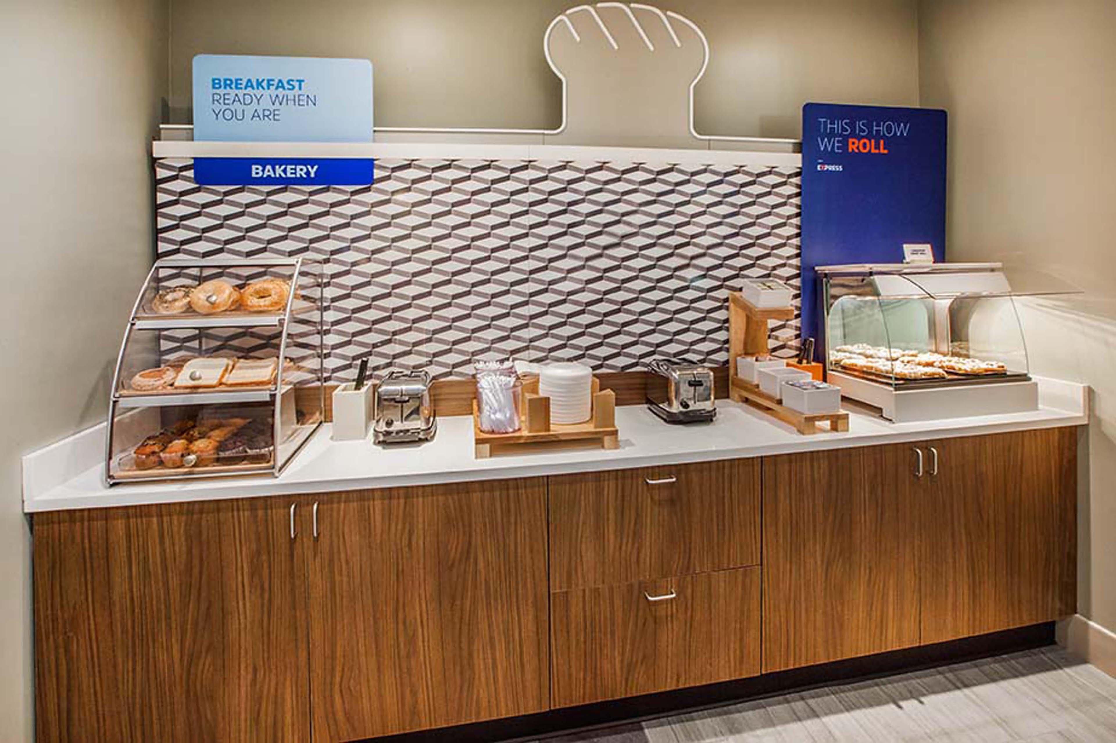 Holiday Inn Express & Suites Greensboro - I-40 Atwendover By Ihg Eksteriør billede